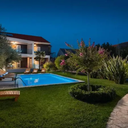 Stullich With Swimming Pool And Sauna Appartement Nin