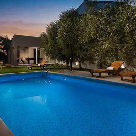 Stullich With Swimming Pool And Sauna Apartamento Nin