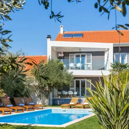 Stullich With Swimming Pool And Sauna 닌