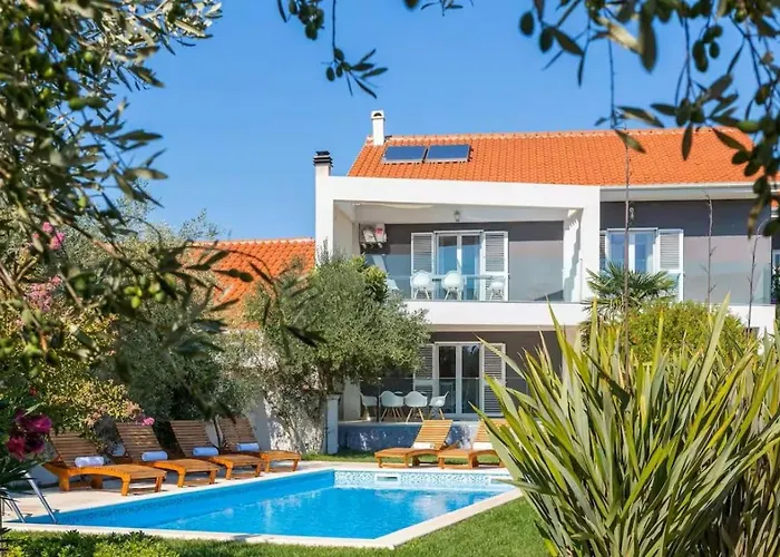 Stullich With Swimming Pool And Sauna 닌