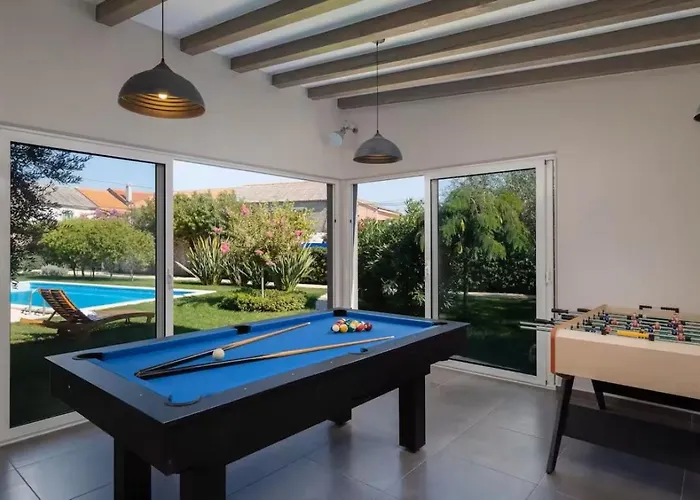 Stullich With Swimming Pool And Sauna Нин