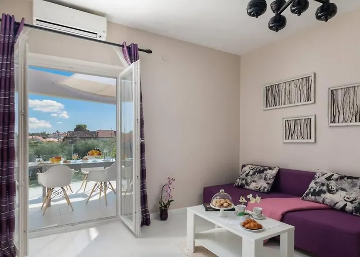 Stullich With Swimming Pool And Sauna 닌