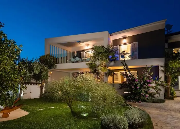 Stullich With Swimming Pool And Sauna Нин