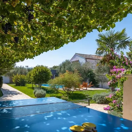 Stullich With Swimming Pool And Sauna شقة