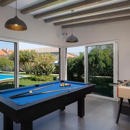 Stullich With Swimming Pool And Sauna نين