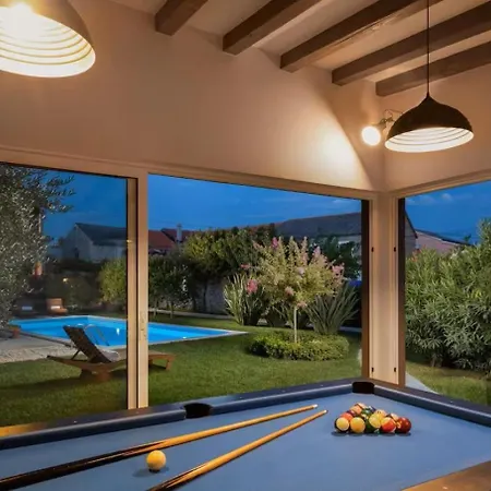 Stullich With Swimming Pool And Sauna Apartman Nin