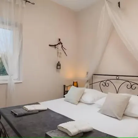 Stullich With Swimming Pool And Sauna Apartman Nin