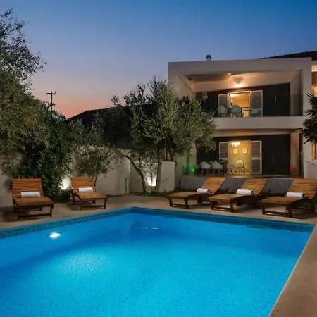 Stullich With Swimming Pool And Sauna Apartman *