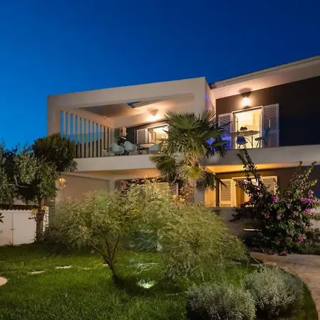 Stullich With Swimming Pool And Sauna נין