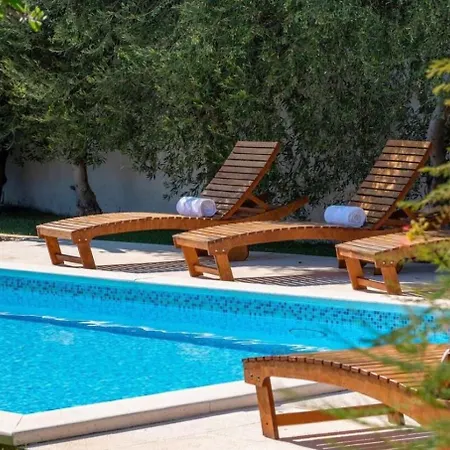 Stullich With Swimming Pool And Sauna * نين