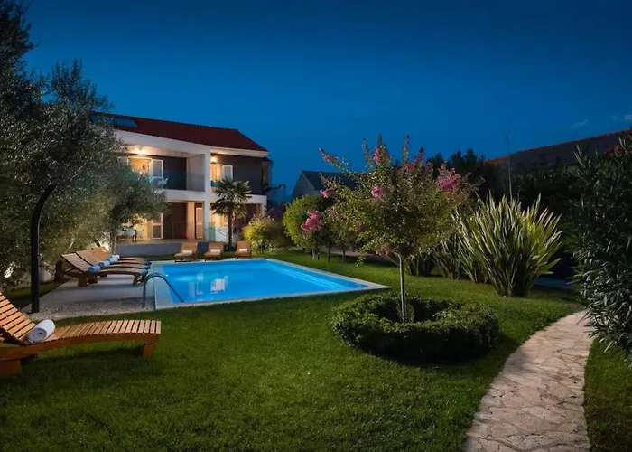 Stullich With Swimming Pool And Sauna Apartman Nin