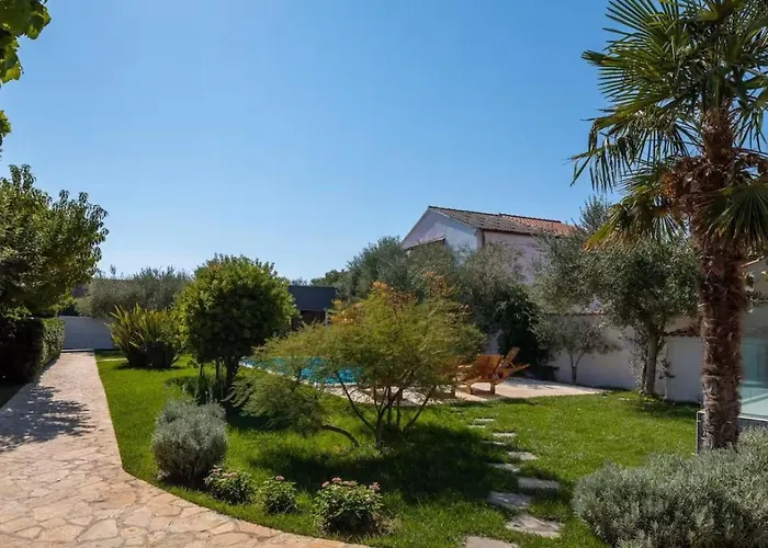 Stullich With Swimming Pool And Sauna Apartman