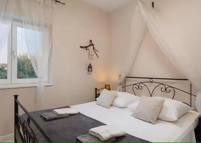 Stullich With Swimming Pool And Sauna Apartman Nin