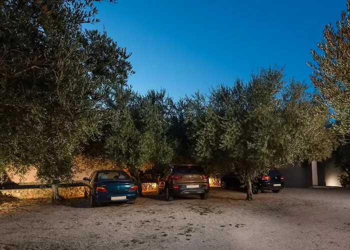Stullich With Swimming Pool And Sauna * נין